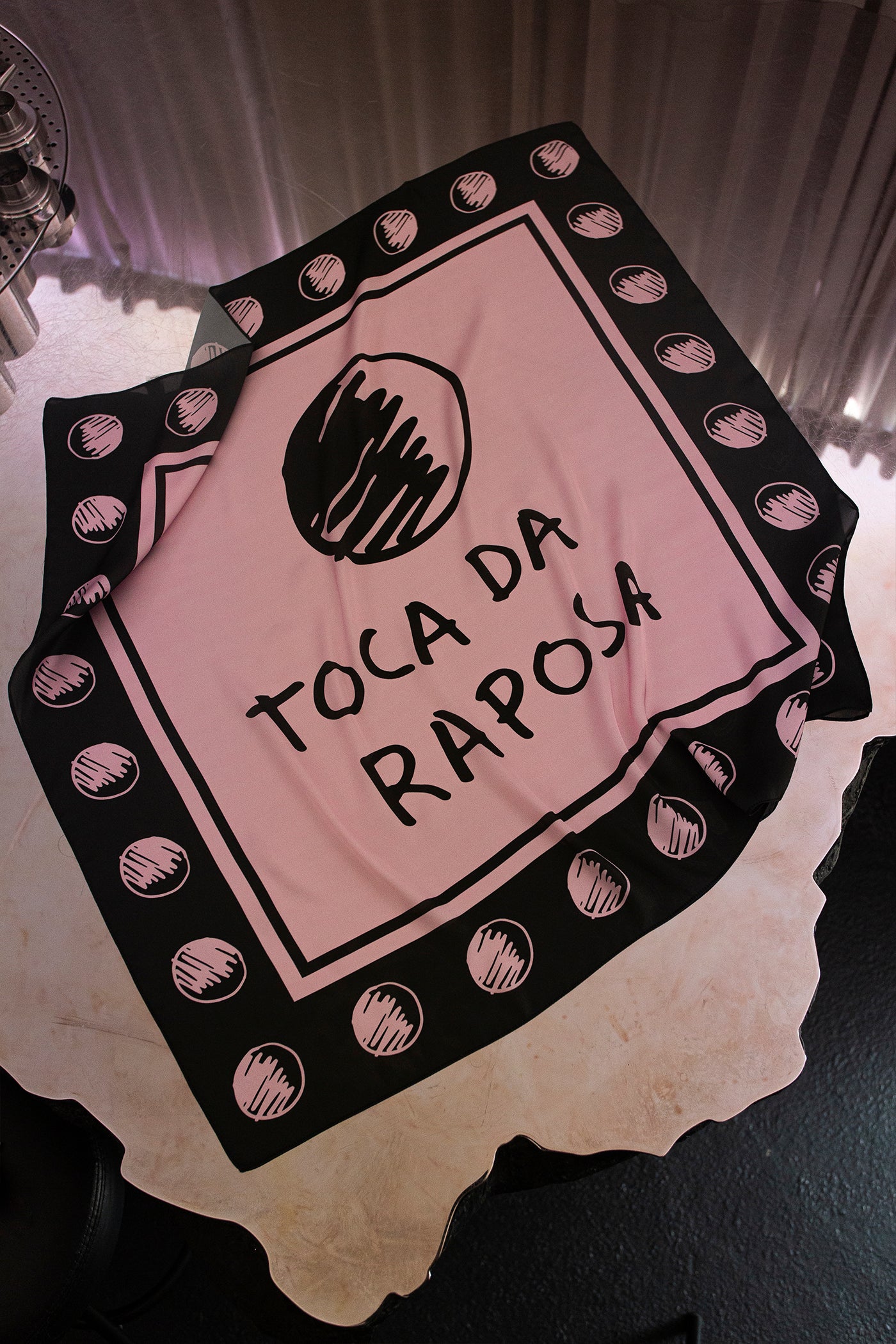 Scarf Toca da Raposa with pink and black print